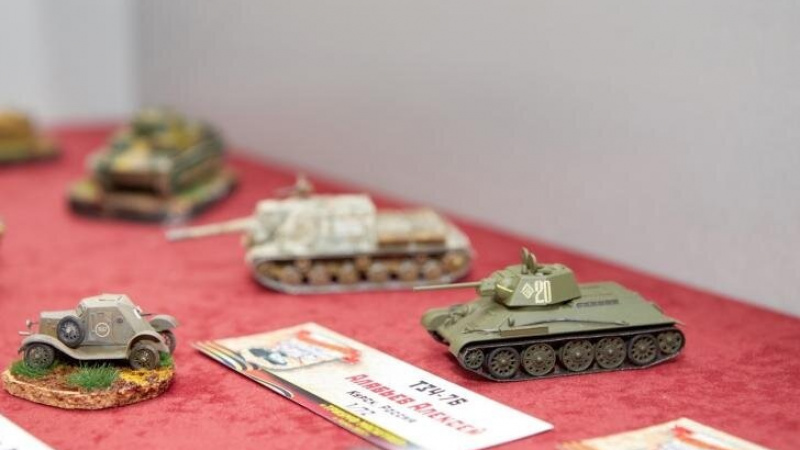 В Токмаке открылась выставка моделей военной техники к 80-летию Победы. АНО "ЗаМедиа"