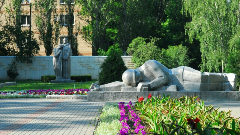 В Мелитополе состоялся субботник на территории мемориала советским воинам «Братское кладбище». АНО "ЗаМедиа"