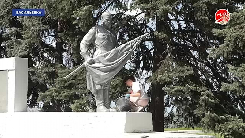 В Васильевке привели в порядок территорию мемориального комплекса. АНО "ЗаМедиа"