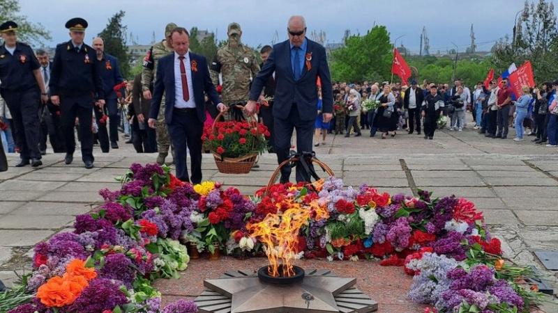 Бердянцы в День Победы возложили цветы к Вечному огню. АНО "ЗаМедиа"