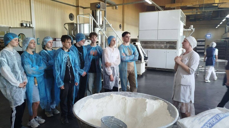 Ученики агрокласса Акимовской школы посетили Мелитопольский хлебокомбинат. АНО "ЗаМедиа"