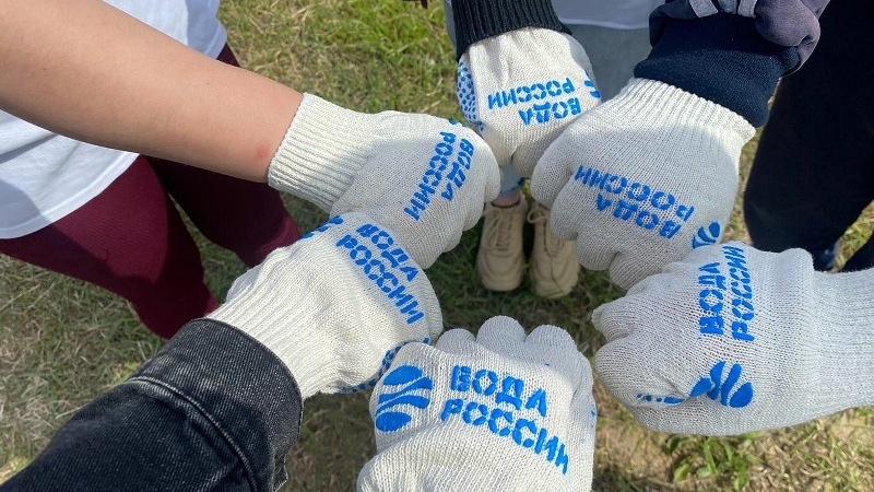 В Новоданиловке школьники присоединились к акции «Вода России» и очистили берег местной реки. АНО "ЗаМедиа"