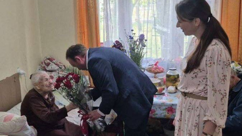 В Бердянске поздравили с Днем Рождения старейшую жительницу города. АНО "ЗаМедиа"