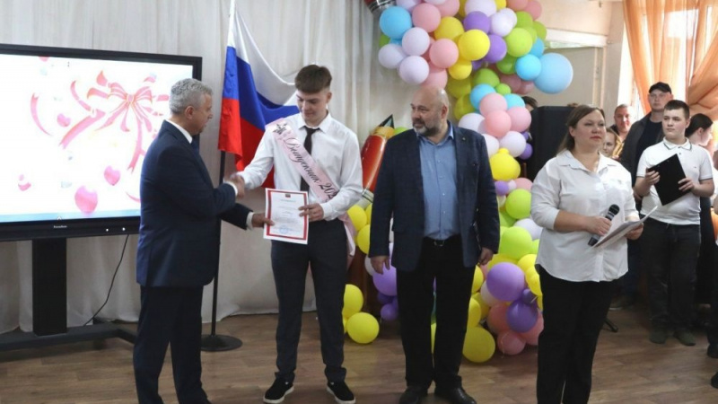 В Мелитопольской СОШ №9 провели последний звонок. АНО "ЗаМедиа"