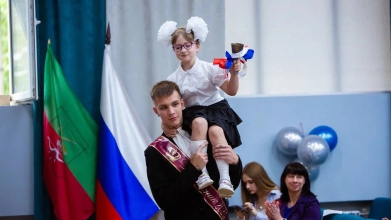 Торжественный последний звонок прозвенел в Мелитопольской школе №15. АНО "ЗаМедиа"