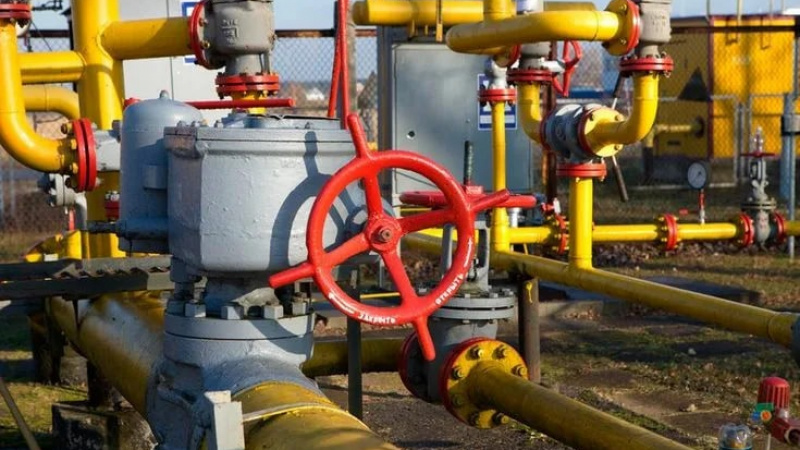 В селе Константиновка специалисты газовой службы выполняют монтаж газового оборудования. АНО "ЗаМедиа"