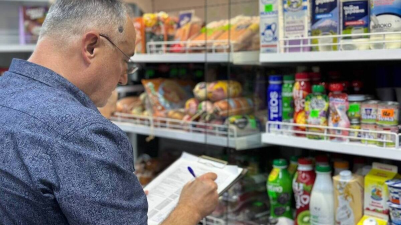 В магазинах посёлка Мирное провели мониторинг цен на социально значимые товары. АНО "ЗаМедиа"