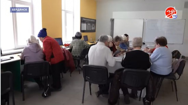 Уроки рукоделия и шитья, компьютерная грамотность: как работает отделение активного долголетия в Бердянске. АНО "ЗаМедиа"