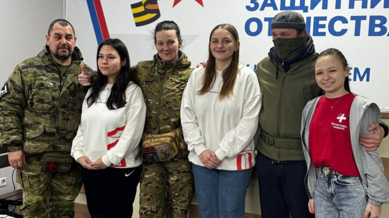 Волонтеры-медики поздравили с Днем защитника Отечества военных врачей. АНО "ЗаМедиа"