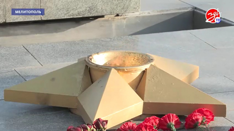 Активисты молодёжных организаций возложили цветы к Вечному огню. АНО "ЗаМедиа"