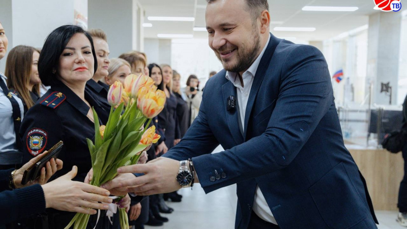 Антон Тицкий поздравил женщин, которые ежедневно трудятся ради спокойствия жителей и гостей региона. АНО "ЗаМедиа"