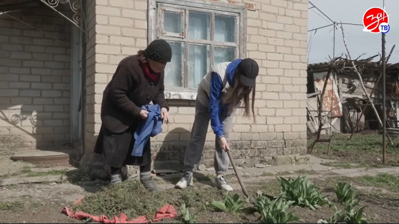 Молодогвардейцы и активисты «Юг Молодой» помогли ветерану ВОВ убрать дворовую территорию дома. АНО "ЗаМедиа"