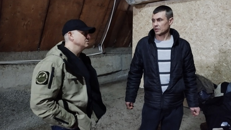 Команда фонда «Защитники Отечества» и активисты «Волонтерской роты« навестили ветерана СВО. АНО "ЗаМедиа"