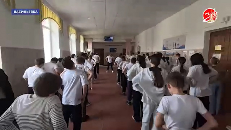 В школах Васильевского муниципального округа ученики и работники вместе делают утреннюю зарядку. АНО "ЗаМедиа"