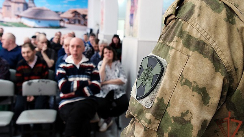 Росгвардейцы накануне православного праздника посетили социальное учреждение. АНО "ЗаМедиа"
