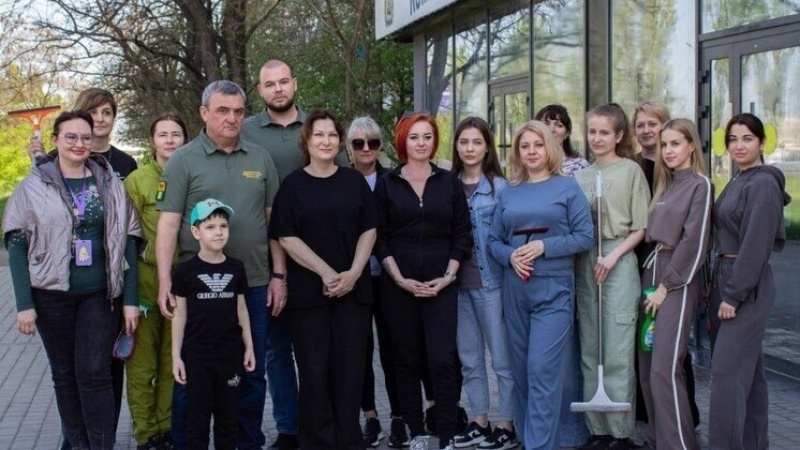 В Мелитополе прошёл субботник на территории Многофункционального центра. АНО "ЗаМедиа"