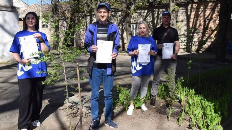 В Токмаке высадили «Сад памяти» к 80-летию Победы. АНО "ЗаМедиа"